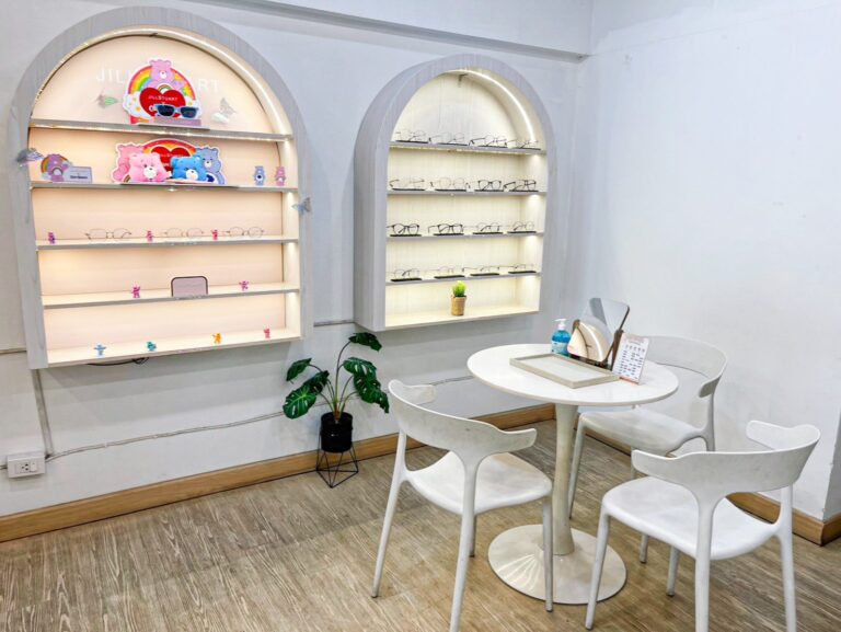 มุมนั่งเลือกแว่นและชั้นโชว์ทรงโค้ง ร้าน GIFTGREATS สาขาบางใหญ่