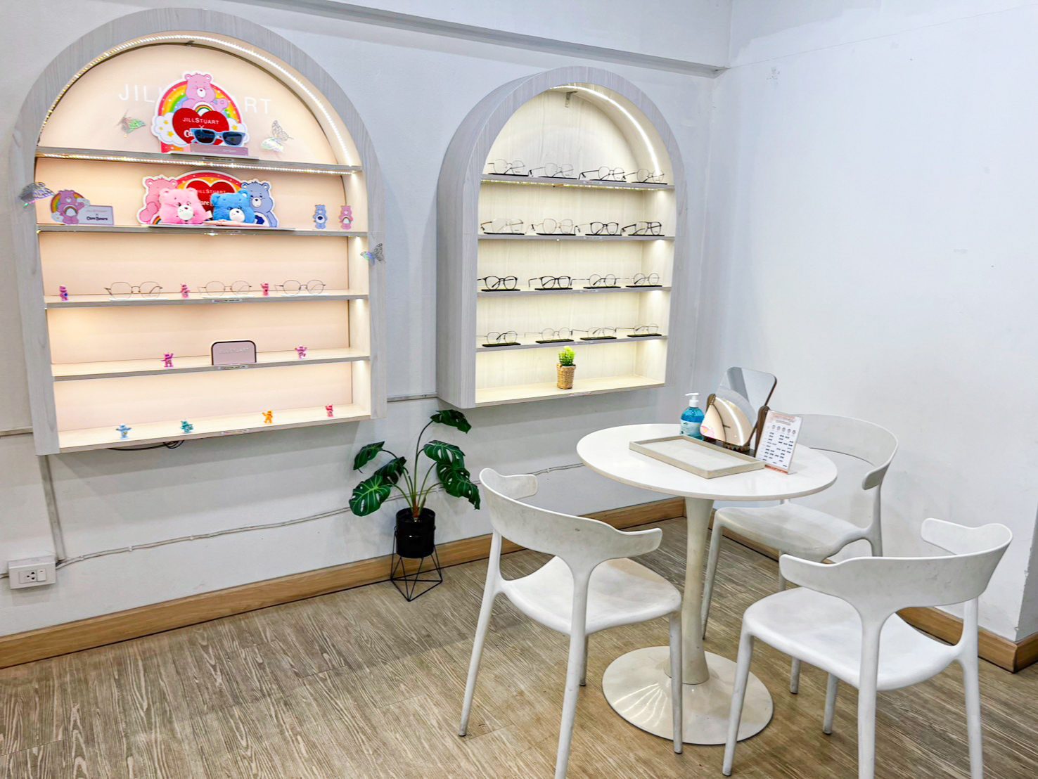 มุมนั่งเลือกแว่นและชั้นโชว์ทรงโค้ง ร้าน GIFTGREATS สาขาบางใหญ่