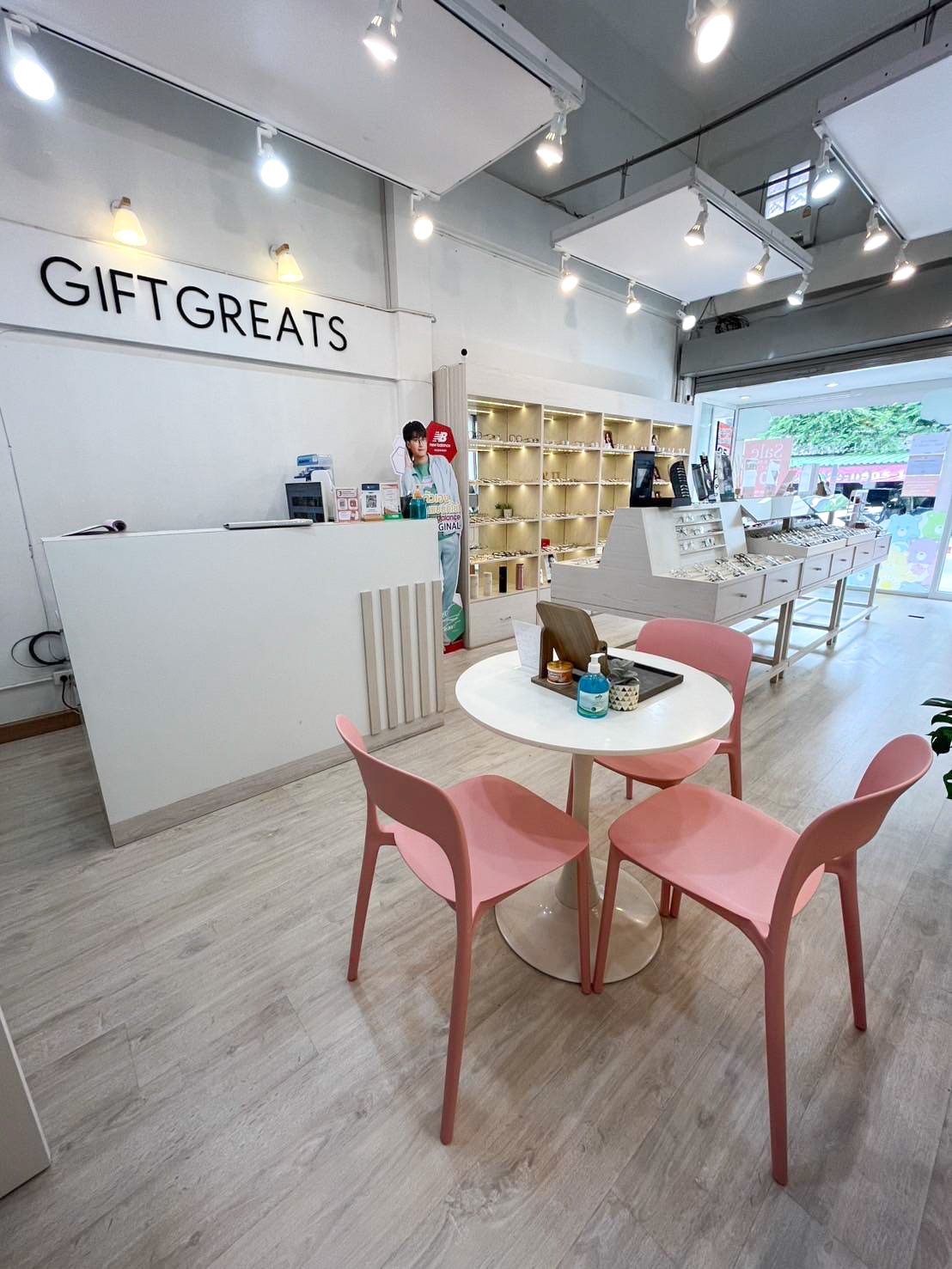 เคาน์เตอร์และป้าย GIFTGREATS ภายในร้านแว่น สาขาเกษตร บางเขน