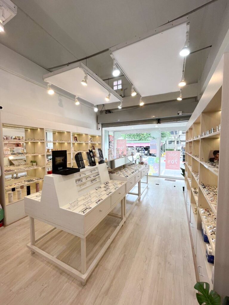 บรรยากาศภายในร้านแว่น GIFTGREATS สาขาเกษตร บางเขน มองไปทางหน้าร้าน