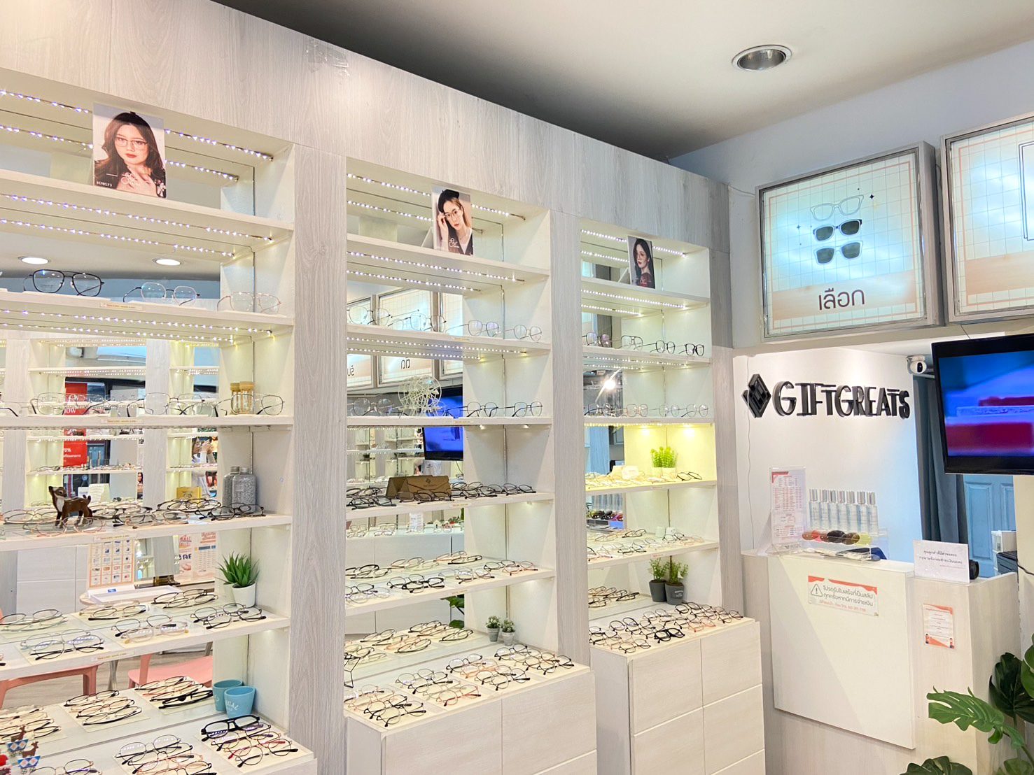 ชั้นโชว์กรอบแว่นภายในร้าน GIFTGREATS สาขาเกษตร บางเขน