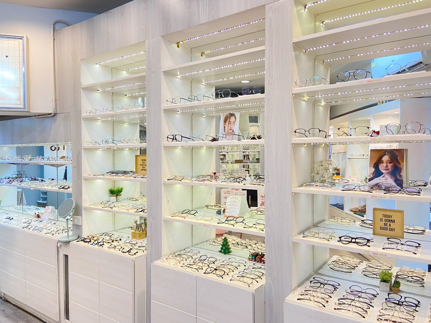 ผนังโชว์กรอบแว่นและแว่นกันแดด ร้าน GIFTGREATS สาขาเกษตร บางเขน