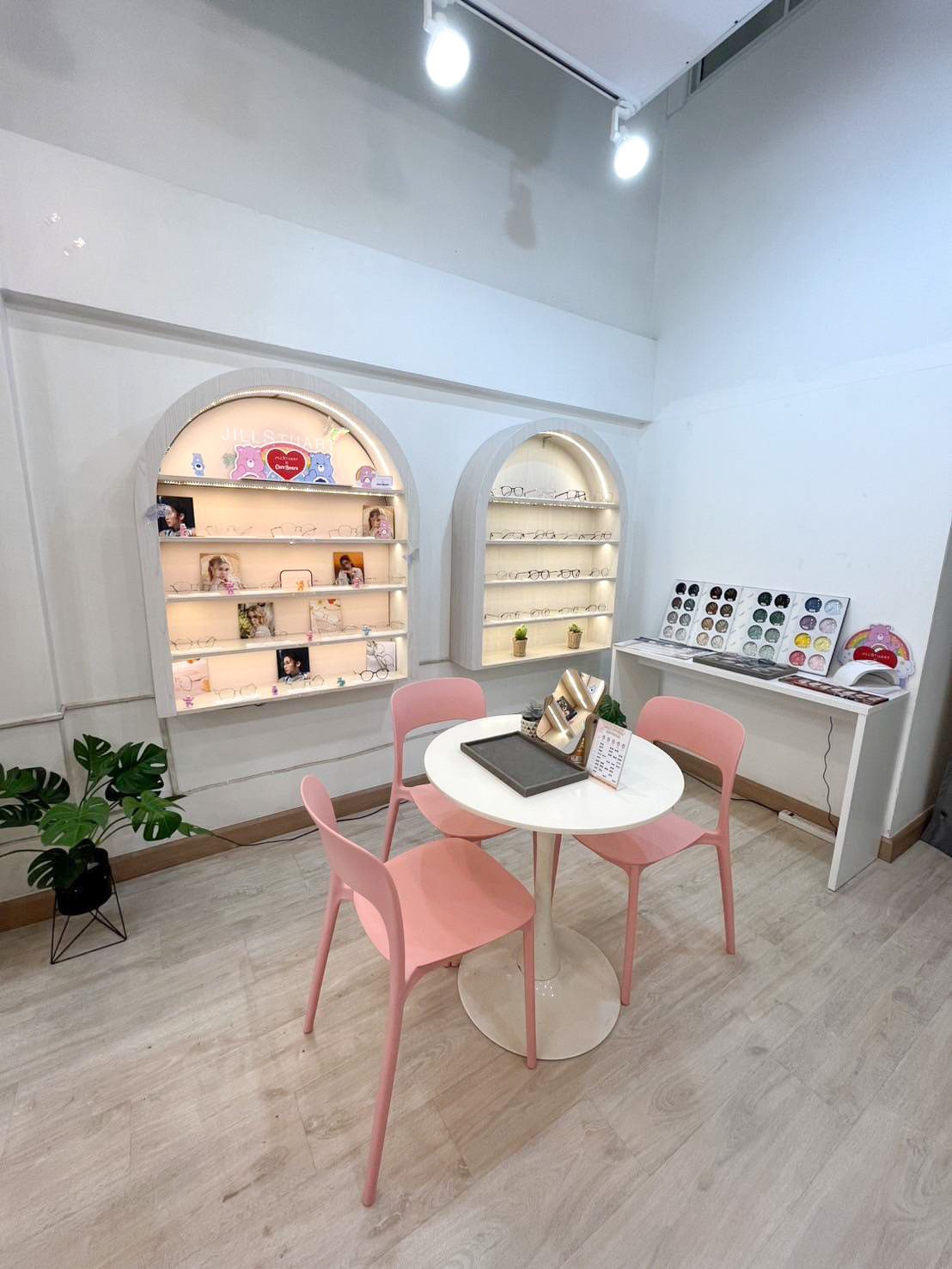 มุมนั่งเลือกแว่นภายในร้าน GIFTGREATS สาขาเกษตร บางเขน