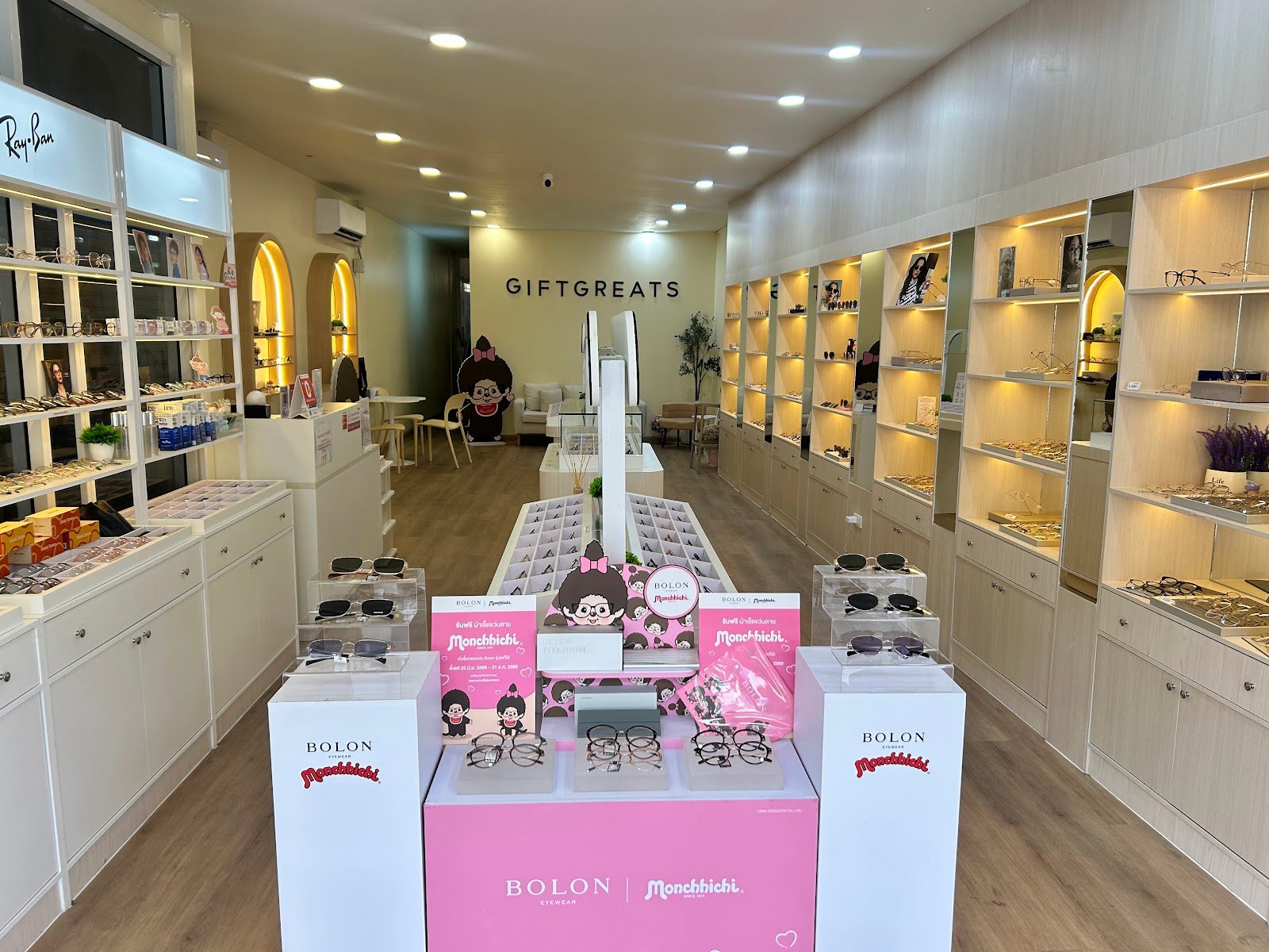 ภายในร้านแว่นตา GIFTGREATS สาขาปิ่นเกล้า มองตามทางเดินกลางร้าน