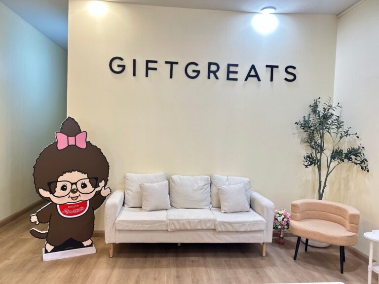 มุมนั่งรอและผนังป้าย GIFTGREATS ในร้านแว่นตา สาขาปิ่นเกล้า