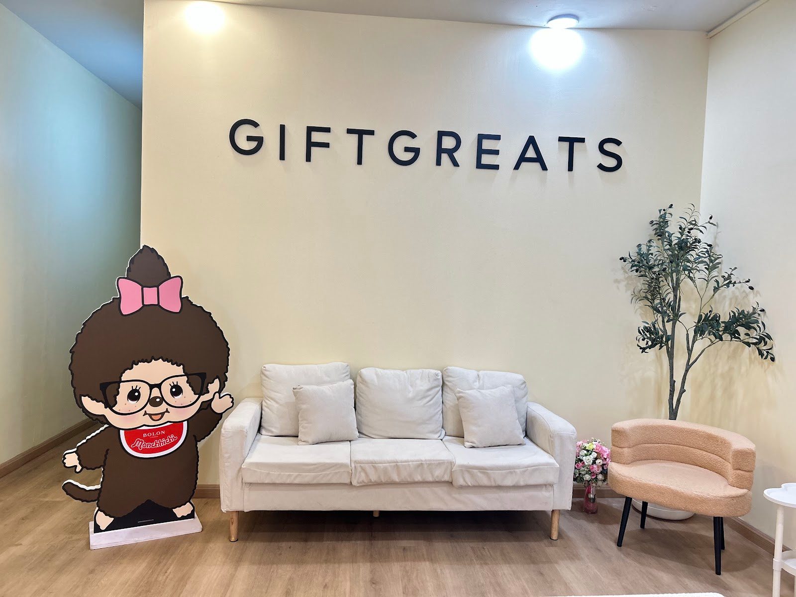 มุมนั่งรอและผนังป้าย GIFTGREATS ในร้านแว่นตา สาขาปิ่นเกล้า