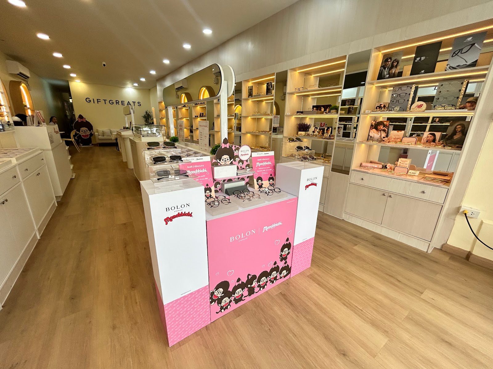 บรรยากาศภายในร้านแว่นตา GIFTGREATS สาขาปิ่นเกล้า ตลาดมารวย