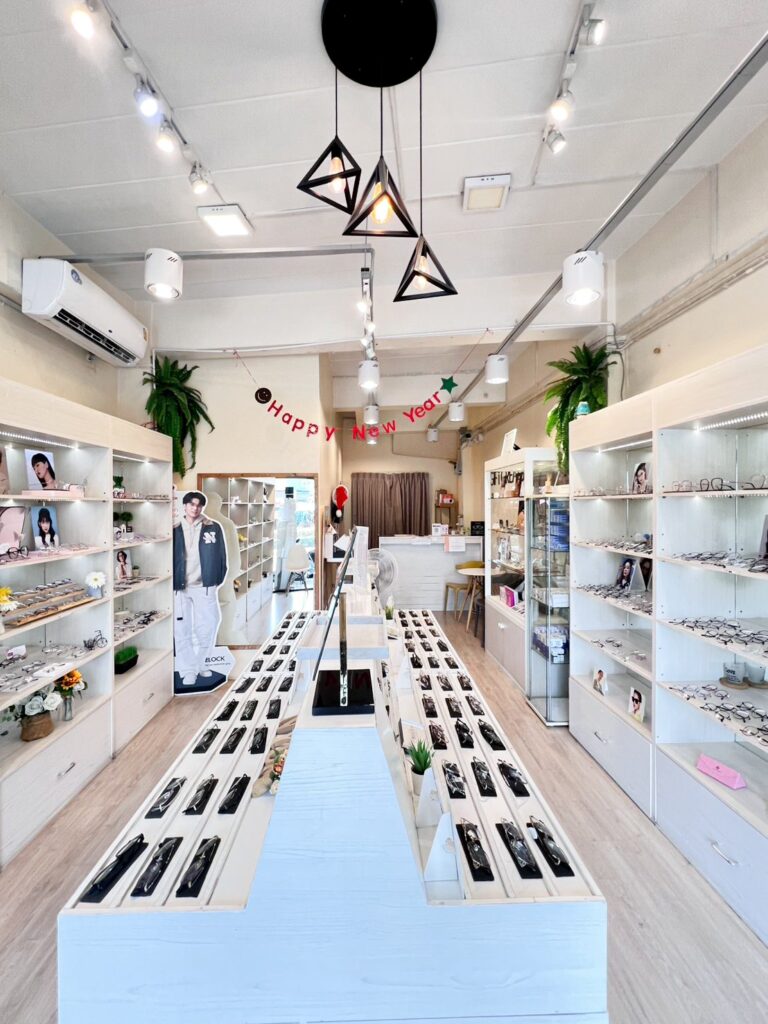 ทางเดินกลางร้านและชั้นโชว์แว่น ร้าน GIFTGREATS สาขาพระราม 2