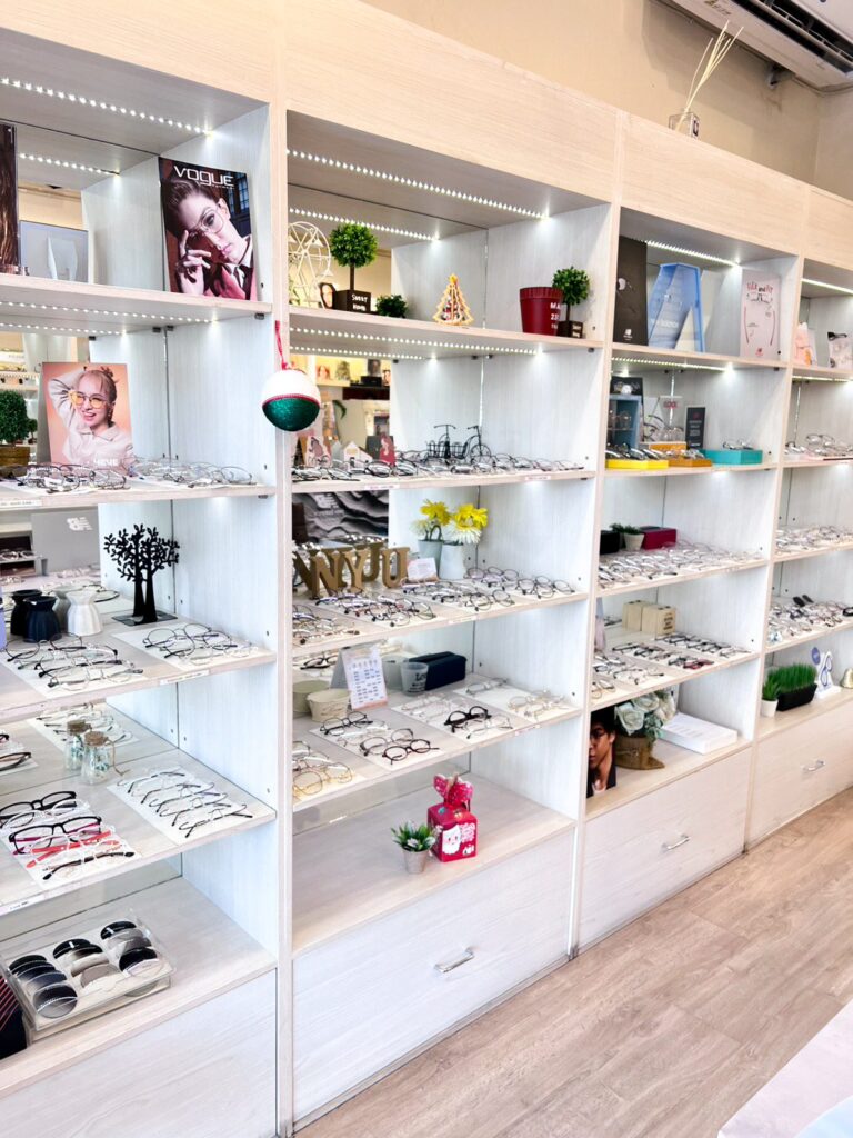 ชั้นโชว์กรอบแว่นภายในร้าน GIFTGREATS สาขาพระราม 2