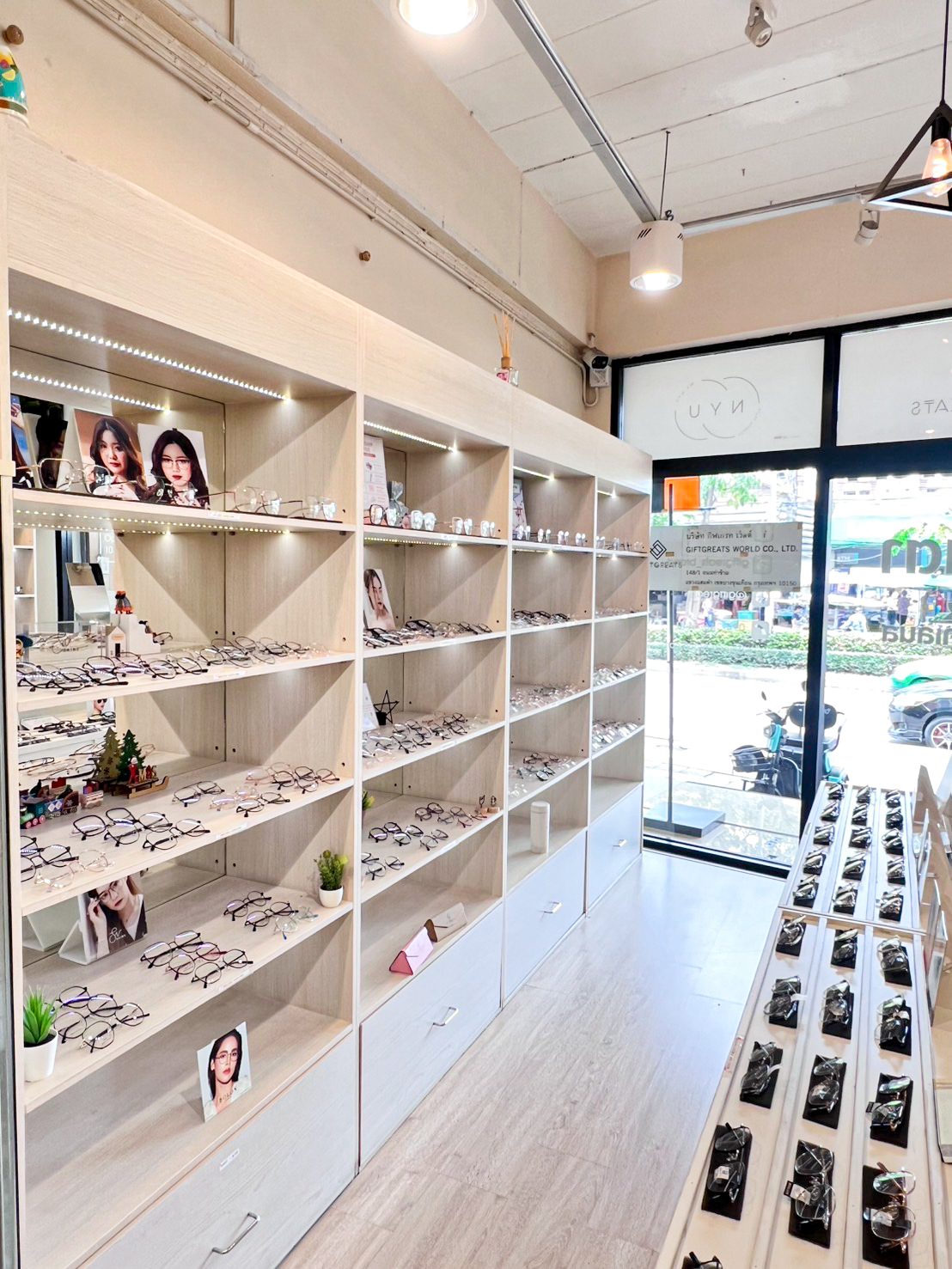 ชั้นโชว์แว่นริมหน้าต่างร้าน GIFTGREATS สาขาพระราม 2