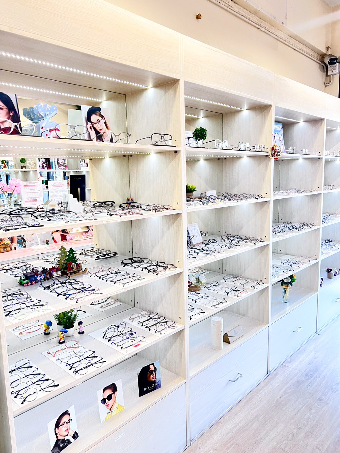 ผนังโชว์กรอบแว่นแบรนด์เนม ร้าน GIFTGREATS สาขาพระราม 2