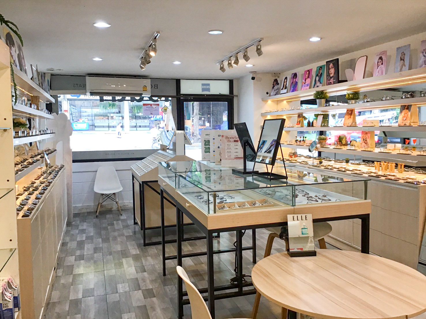 บรรยากาศภายในร้านและมุมนั่งเลือกแว่น GIFTGREATS สาขาอุดมสุข สุขุมวิท 103