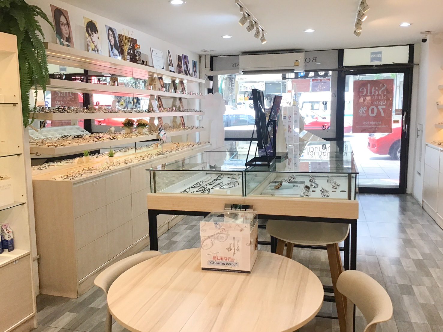 มุมนั่งรับบริการภายในร้านแว่น GIFTGREATS สาขาอุดมสุข สุขุมวิท 103