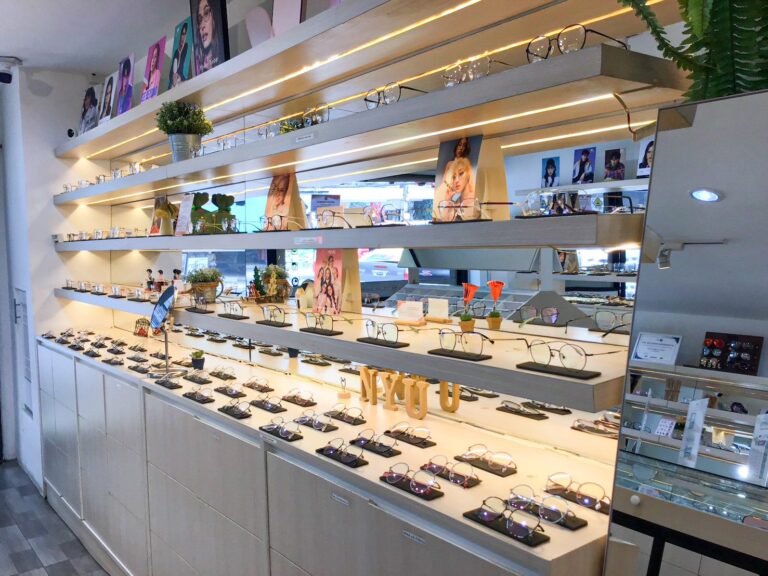 ตู้โชว์กรอบแว่นตลอดแนวร้าน GIFTGREATS สาขาอุดมสุข สุขุมวิท 103
