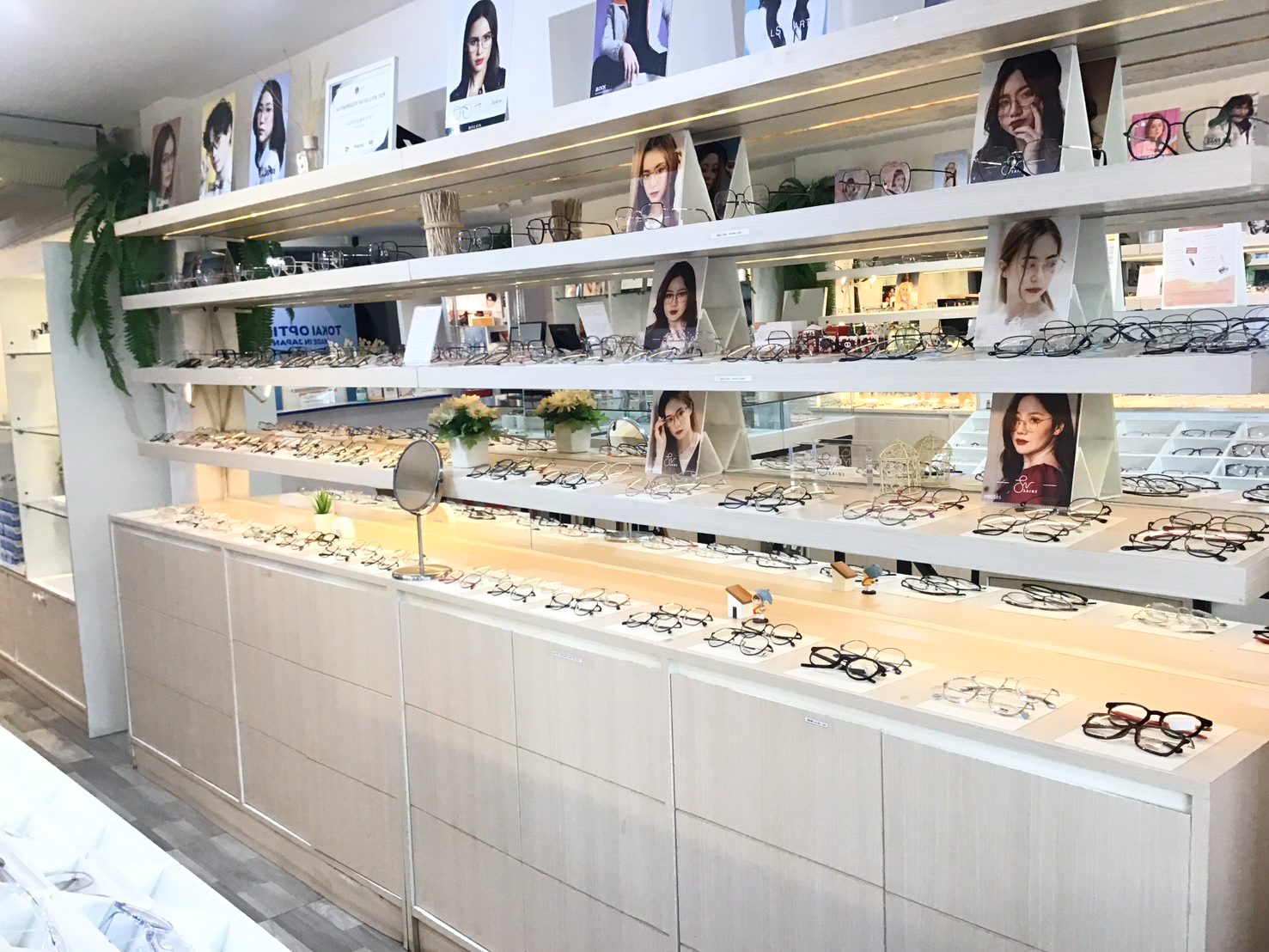 ตู้โชว์กรอบแว่นและแว่นกันแดด ร้าน GIFTGREATS สาขาอุดมสุข สุขุมวิท 103