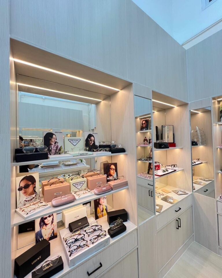 ชั้นโชว์แบรนด์ PRADA MIU MIU VERSACE และ CELINE ที่ร้านแว่นตา GIFTGREATS สาขาชลบุรี อมตะนคร