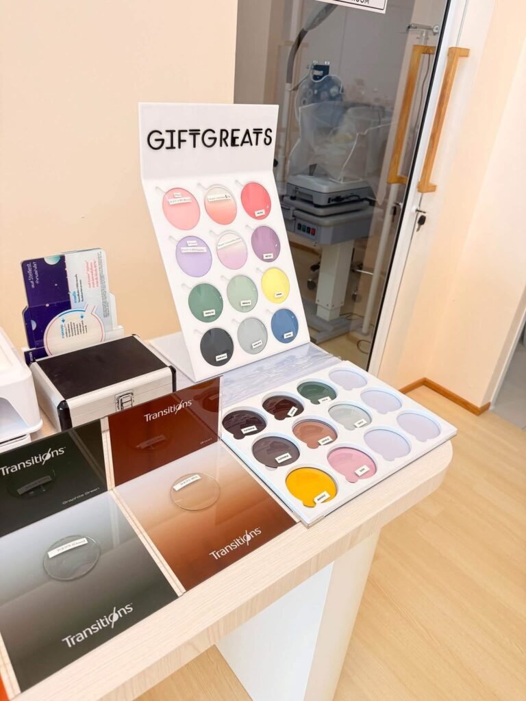 แผงตัวอย่างสีเลนส์ Transitions และเลนส์ย้อมสี ที่ร้านแว่นตา GIFTGREATS สาขาชลบุรี อมตะนคร
