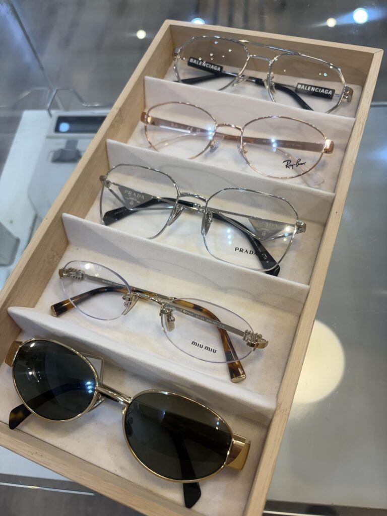 กรอบแว่น BALENCIAGA Ray-Ban PRADA MIU MIU และแว่นกันแดดในถาดโชว์ ที่ร้านแว่นตา GIFTGREATS สาขาศาลายา