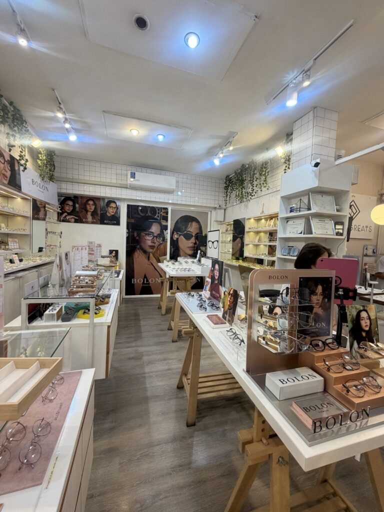 ภายในร้านแว่นตา GIFTGREATS สาขาศาลายา มุมโชว์กรอบแว่น BOLON