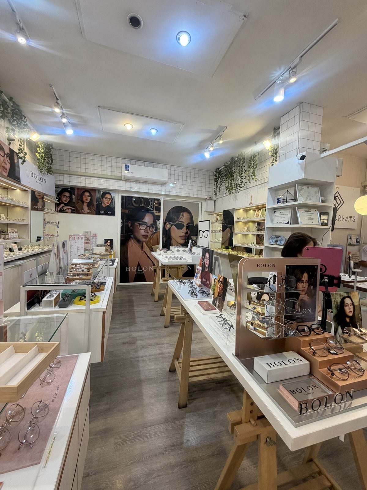 ภายในร้านแว่นตา GIFTGREATS สาขาศาลายา มุมโชว์กรอบแว่น BOLON
