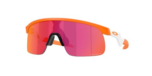แว่นกันแดด OAKLEY OJ9010 สี Matte Atomic Orange / Prizm Field (901042) ที่ร้านแว่น GIFTGREATS