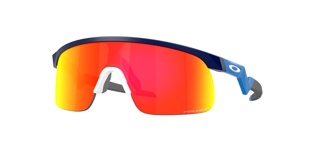 แว่นกันแดด OAKLEY OJ9010 สี Matte Navy / Prizm Ruby (901034) ที่ร้านแว่น GIFTGREATS