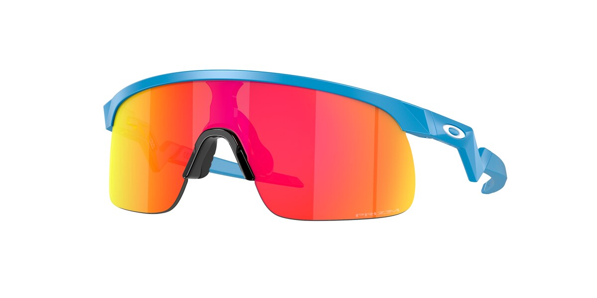 แว่นกันแดด OAKLEY OJ9010 สี Sky Blue / Prizm Ruby (901005) ที่ร้านแว่น GIFTGREATS