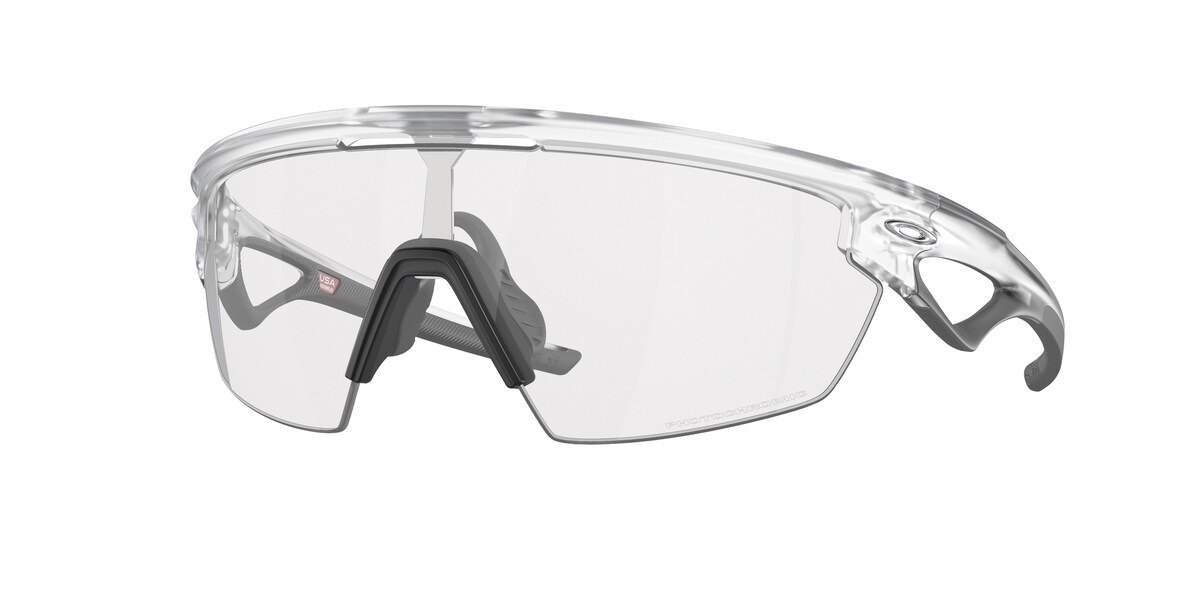 แว่นกันแดด OAKLEY OO9403 สี Matte Clear / Clear to Black Iridium Photochromic (940307) ที่ร้านแว่น GIFTGREATS