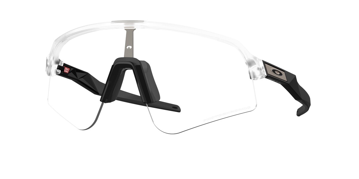แว่นกันแดด OAKLEY OO9465 สี Matte Clear / Clear to Black Iridium Photochromic (946539) ที่ร้านแว่น GIFTGREATS