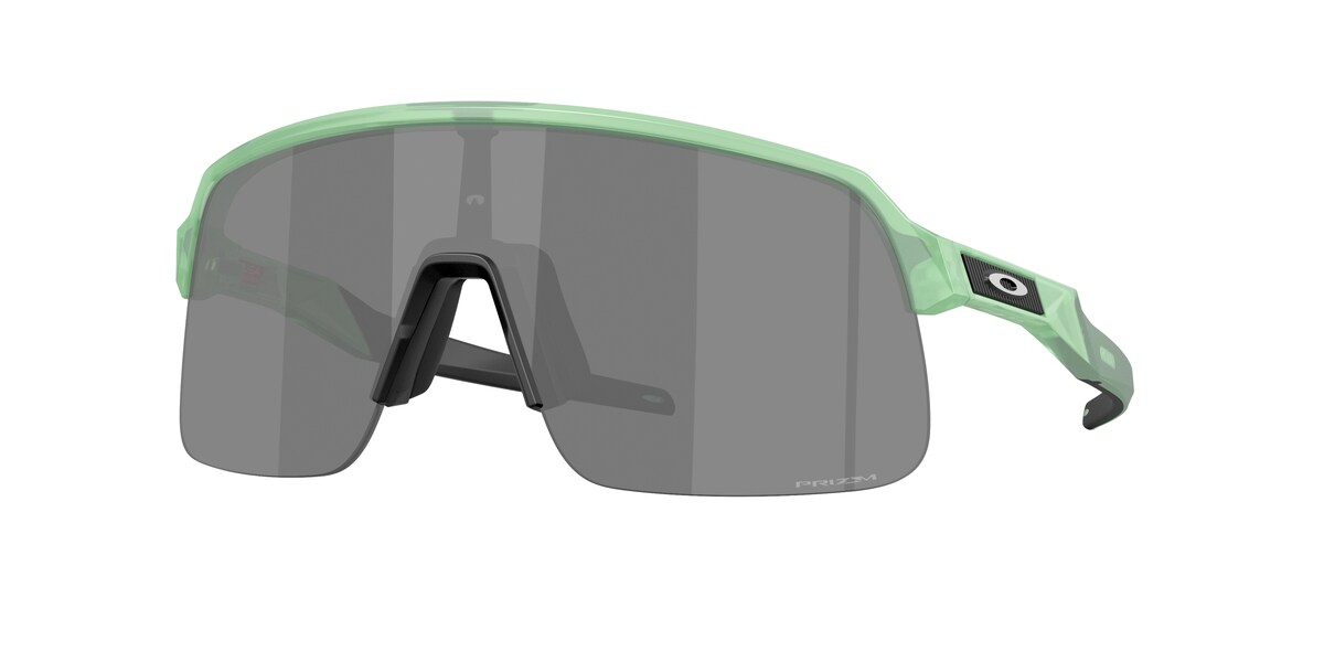 แว่นกันแดด OAKLEY OO9496 สี Matte Transparent Jade / Prizm Black (949611) ที่ร้านแว่น GIFTGREATS