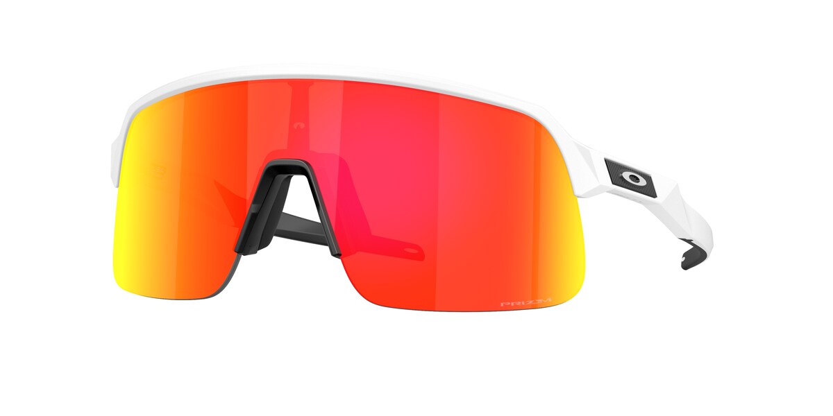 แว่นกันแดด OAKLEY OO9496 สี Matte White / Prizm Ruby (949602) ที่ร้านแว่น GIFTGREATS
