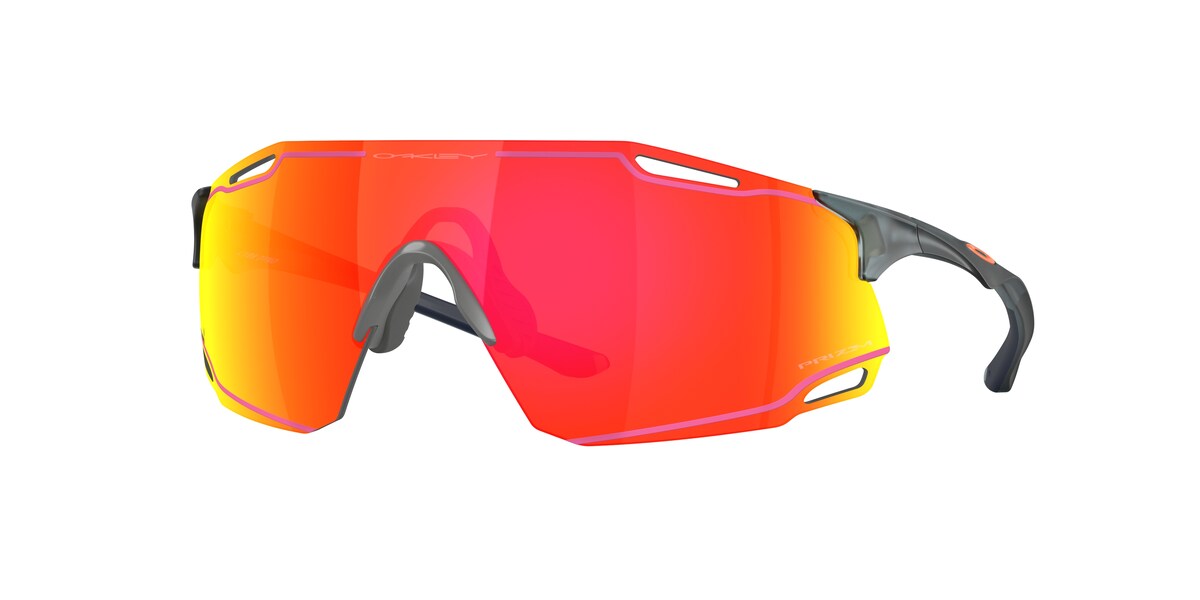 แว่นกันแดด OAKLEY OO9513D สี Matte Crystal Black / Prizm Ruby (951312) ที่ร้านแว่น GIFTGREATS