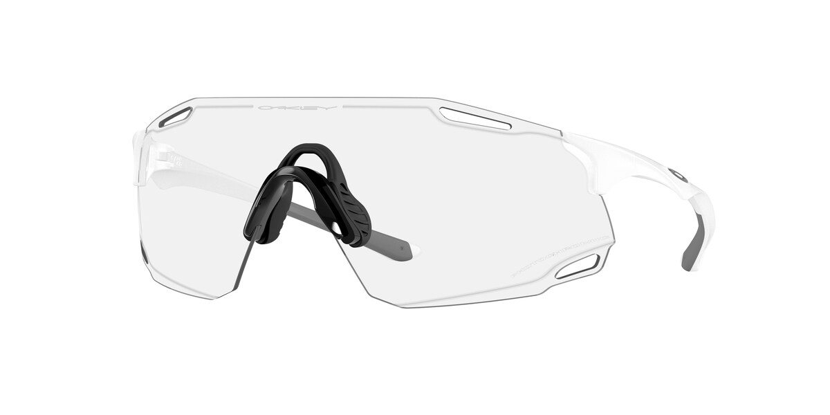 แว่นกันแดด OAKLEY OO9513D สี Matte White / Clear to Black Iridium Photochromic (951301) ที่ร้านแว่น GIFTGREATS