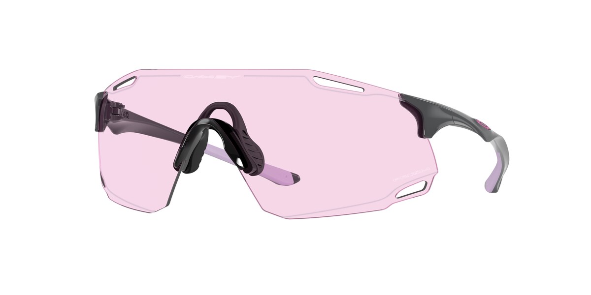 แว่นกันแดด OAKLEY OO9513D สี Polished Carbon / Prizm Low Light (951304) ที่ร้านแว่น GIFTGREATS