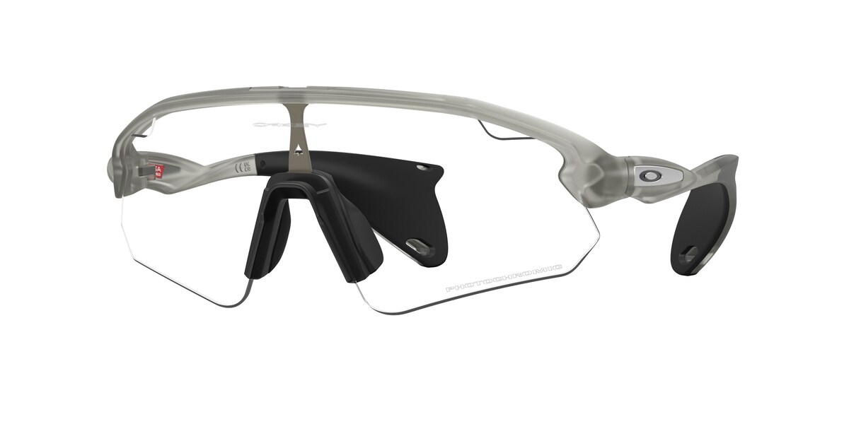 แว่นกันแดด OAKLEY OO9525 สี Matte Grey Ink / Clear to Black Iridium Photochromic (952506) ที่ร้านแว่น GIFTGREATS