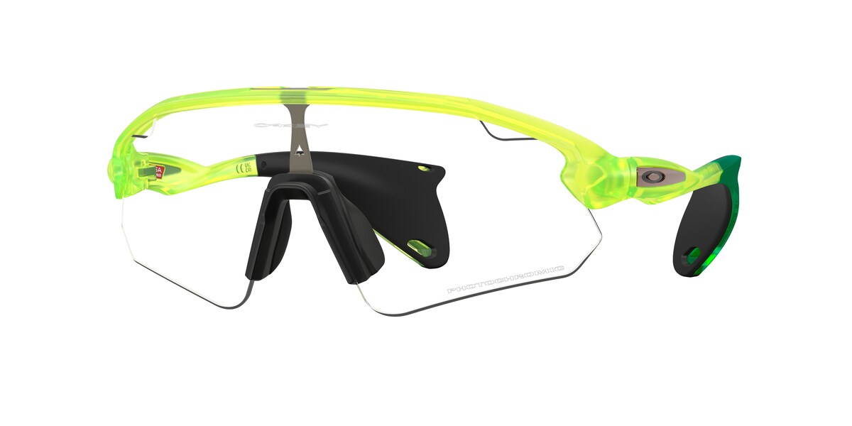 แว่นกันแดด OAKLEY OO9525 สี Matte Uranium / Clear to Black Iridium Photochromic (952504) ที่ร้านแว่น GIFTGREATS