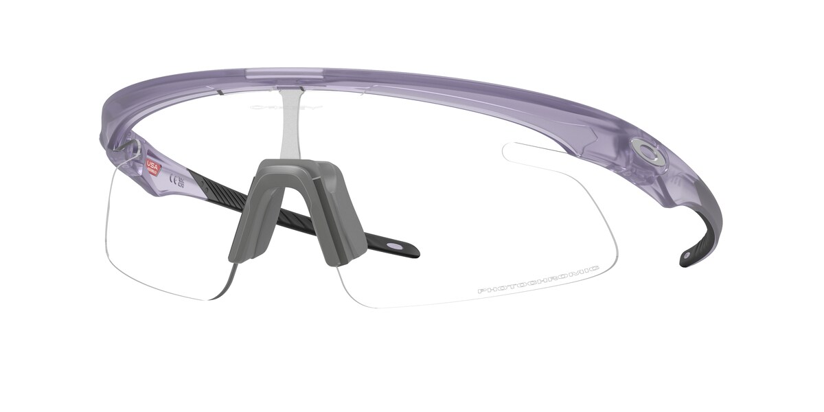 แว่นกันแดด OAKLEY OO9527D สี Matte Transparent Lilac / Clear to Black Iridium Photochromic (952709) ที่ร้านแว่น GIFTGREATS