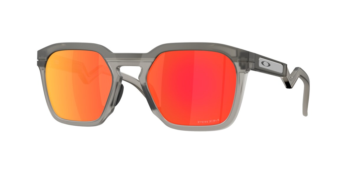 แว่นกันแดด OAKLEY OO9533 สี Matte Grey Smoke / Prizm Ruby (953302) ที่ร้านแว่น GIFTGREATS