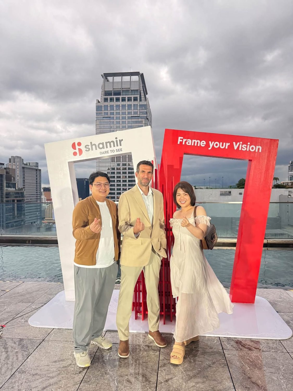 คุณเกรทและคุณกิ๊ฟ ซีอีโอ GIFTGREATS ที่ซุ้ม Frame your Vision ในงานเปิดตัว Shamir Sun Intelligence