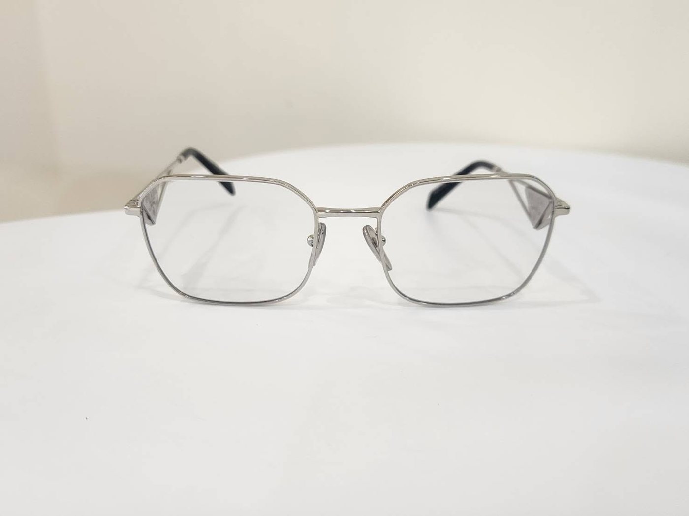 กรอบแว่น PRADA A51 สีเงิน มุมมองด้านหน้า พร้อมเลนส์โปรเกรสซีฟ TOG