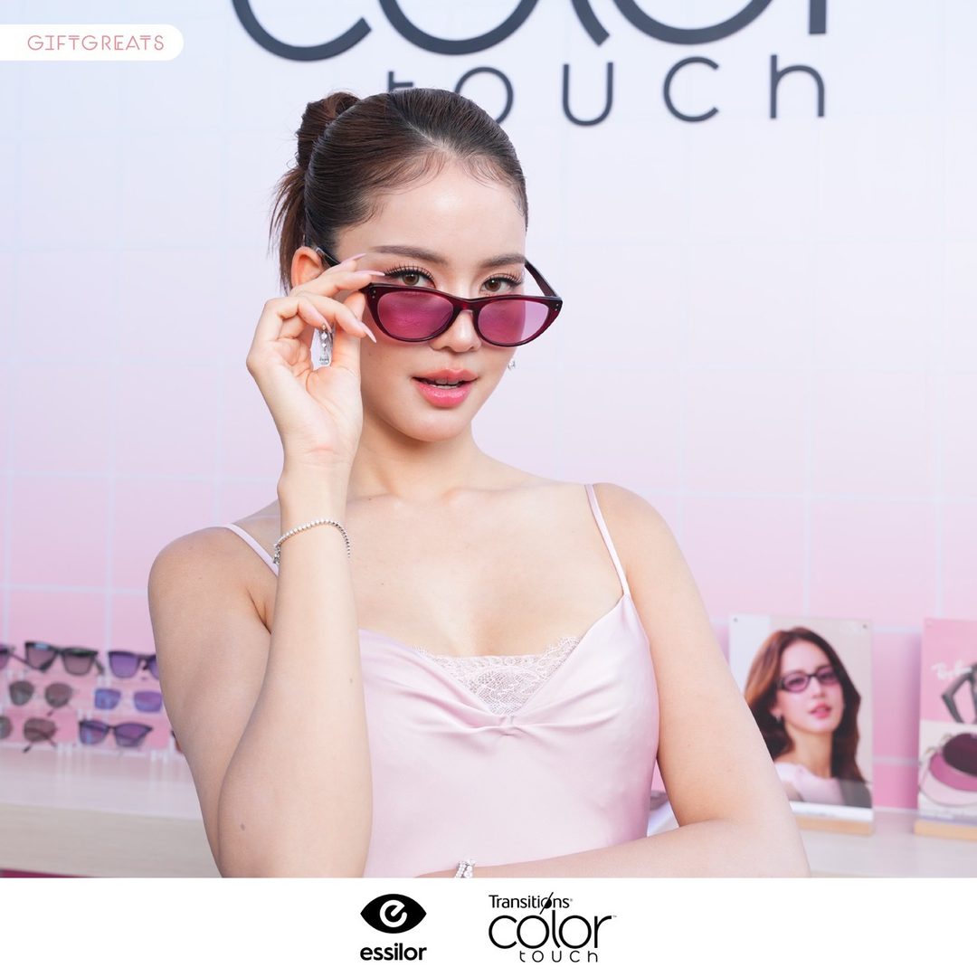 คุณโบ เมลดา สวมแว่นเลนส์ Transitions Color Touch สี Ruby บนกรอบทรงแคทอาย