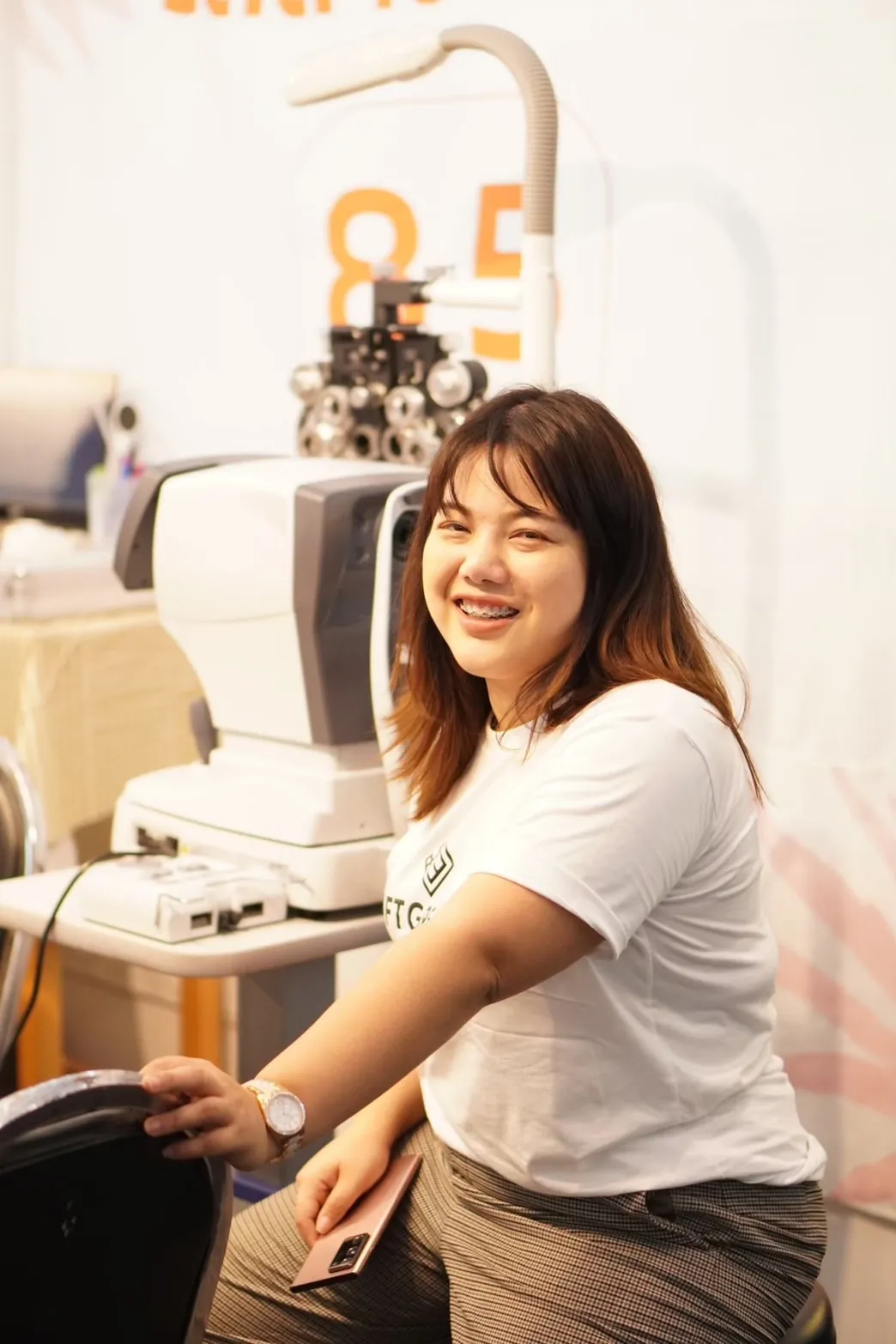 พนักงาน GIFTGREATS ประจำจุดวัดสายตาในบูธ