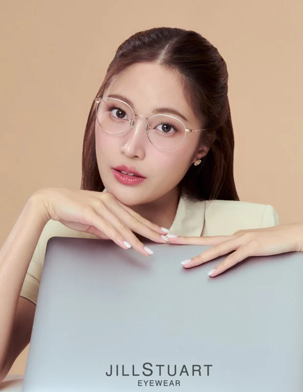 นางแบบสวมแว่นสายตา JILL STUART คอลเลกชัน 2026
