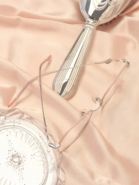 กรอบแว่น JILL STUART วางคู่กับกระจกพกพา