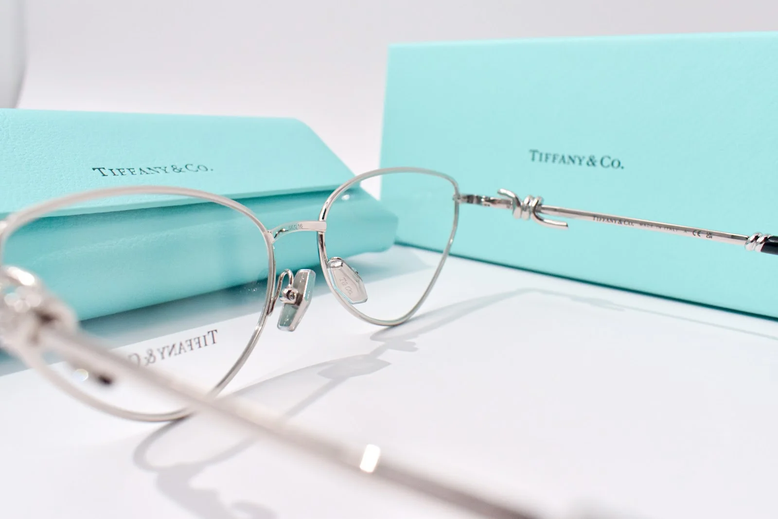 กรอบแว่นโลหะ Tiffany & Co. ถ่ายที่ร้าน GIFTGREATS